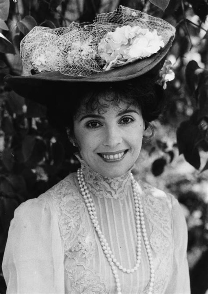 Barbara Parkins - Bio, Age, Wiki, Facts and Family ·