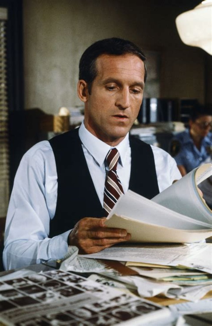 Daniel J. Travanti ·