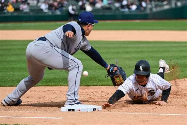How do you pick off in MLB The Show 23? Console-wise controls listed