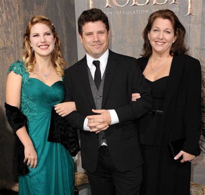 Meet Elizabeth Louise Astin Photos Of Sean Astins Daughter With Christine Harrell