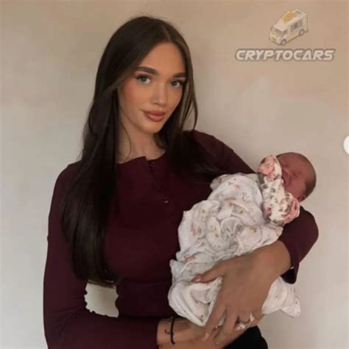 Phoebe Tomlinson-Net Worth, Bio, Age, Boyfriend, Height, Career