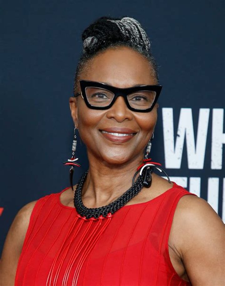 Suzzanne Douglas ·