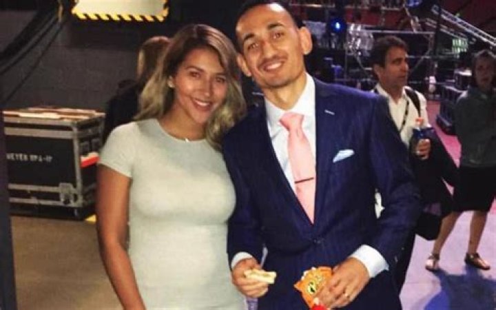Unveil The Secrets Of Max Holloway's First Wife: Exclusive Insights