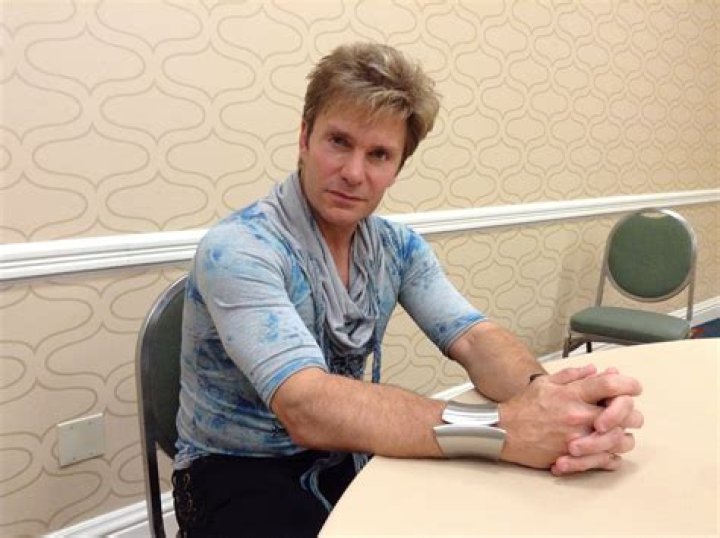Vic Mignogna ·