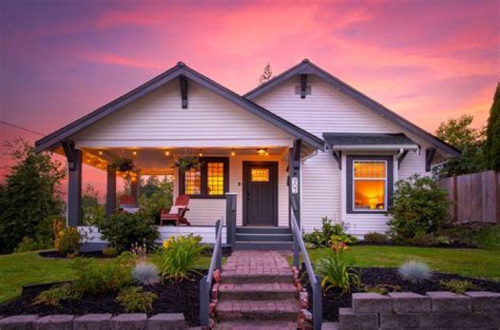 Where Is 'Unsellable Houses' Filmed? Lyndsay and Leslie Talk Disagreements and More (EXCLUSIVE) |