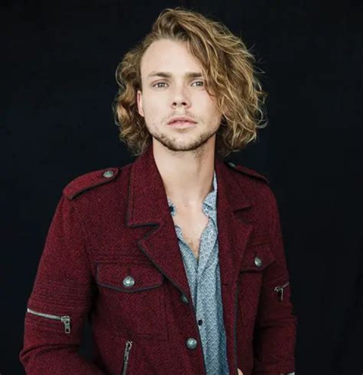 Who is Ashton Irwin Dating Now? Past Relationships, Current Relationship Status, and Rumours